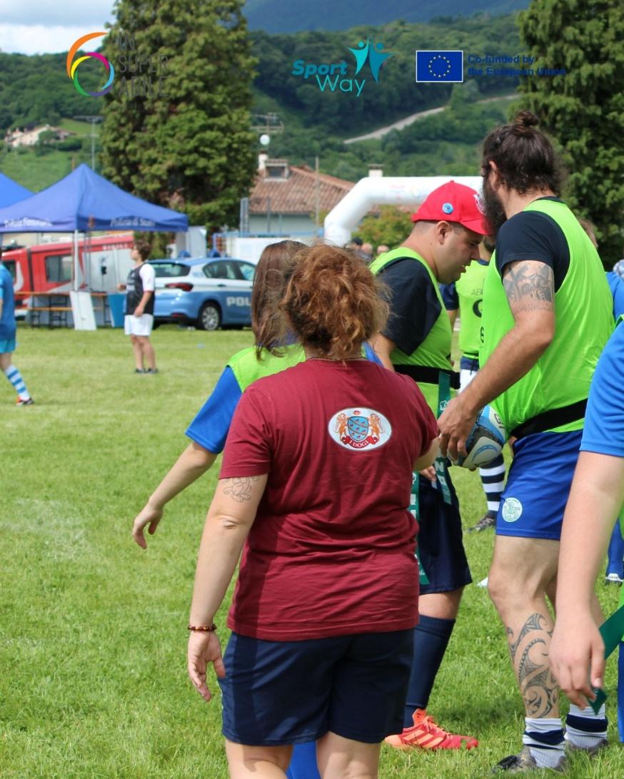 Potrebbe essere un'immagine raffigurante 4 persone, persone che giocano a calcio, persone che giocano a football, frisbee e testo
